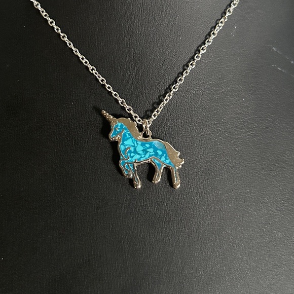 *RARE* VINTAGE CRUSHED TURQUOISE SILVER UNICORN NECKLACE - Picture 2 of 4